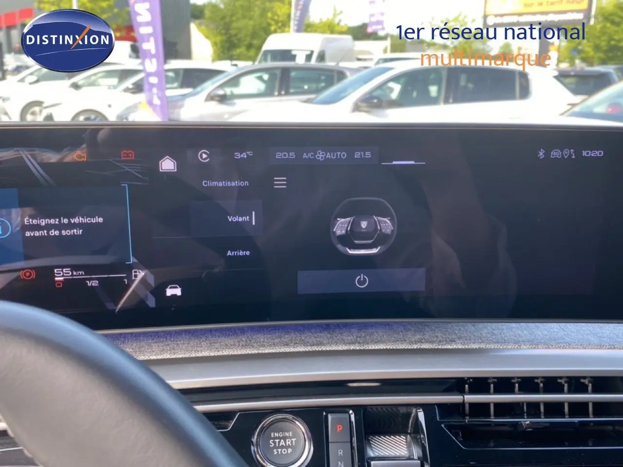 Vue intérieure du tableau de bord numérique du Peugeot 5008 noir Perla Nera, avec écran tactile et commandes modernes.