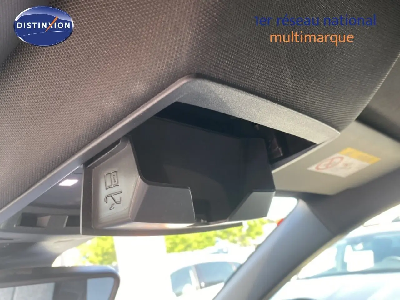 Rangement lunettes ouvert sous le toit intérieur du Peugeot 5008 noir Perla Nera, vue côté passager.