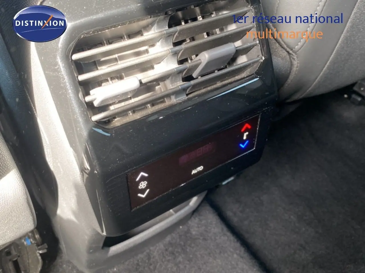 Gros plan sur la commande de climatisation arrière noire du Peugeot 5008 Hybrid 2025, avec aérateurs et affichage digital.