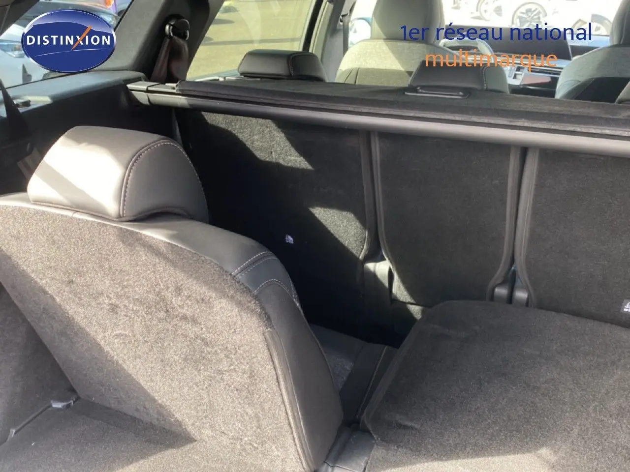 Vue arrière intérieure du coffre du Peugeot 5008 noir Perla Nera, siège arrière droit partiellement rabattu.