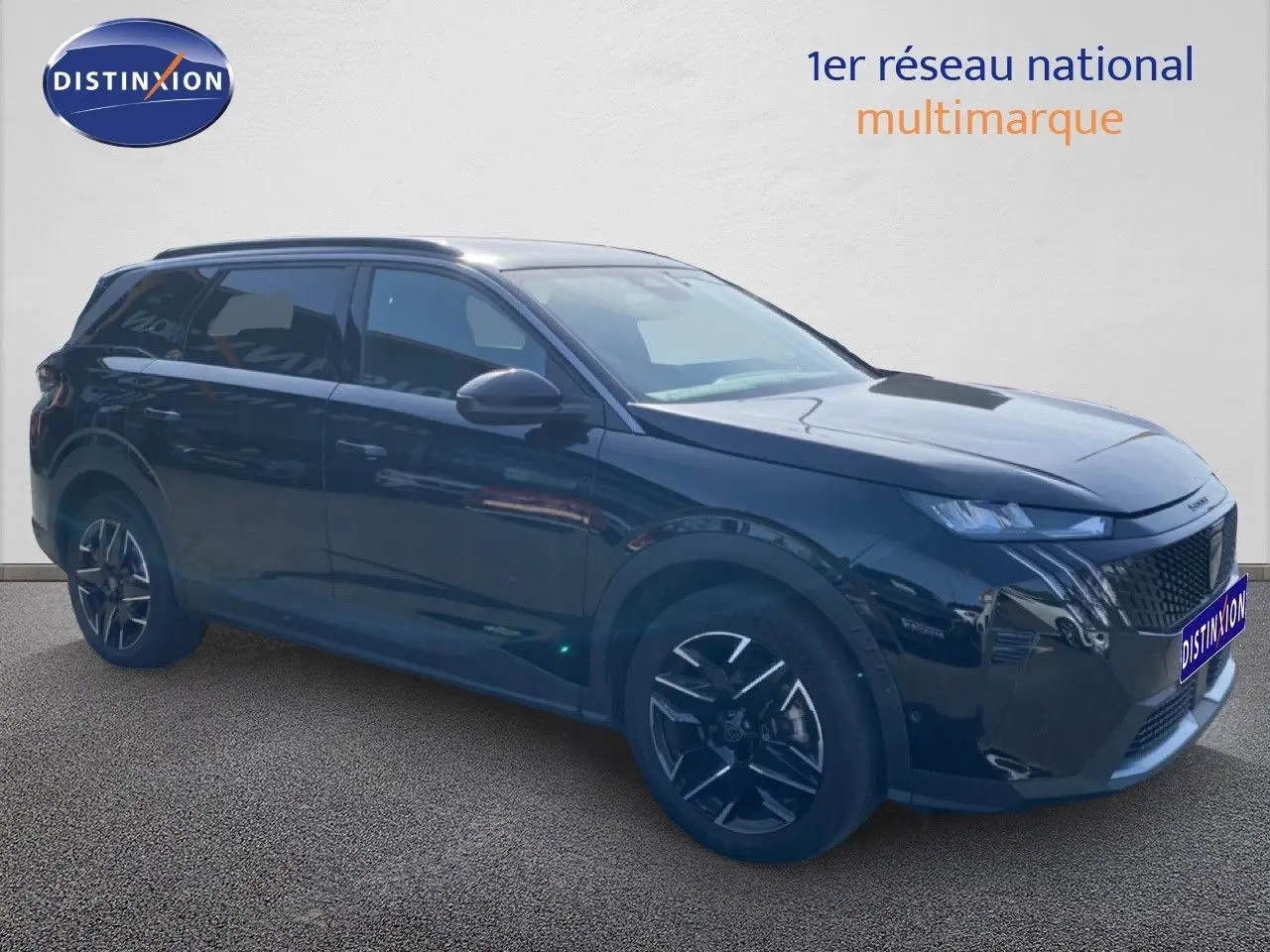 Peugeot 5008 Hybrid noir Perla Nera, vue 3/4 avant droit, avec jantes alliage et calandre distinctive.