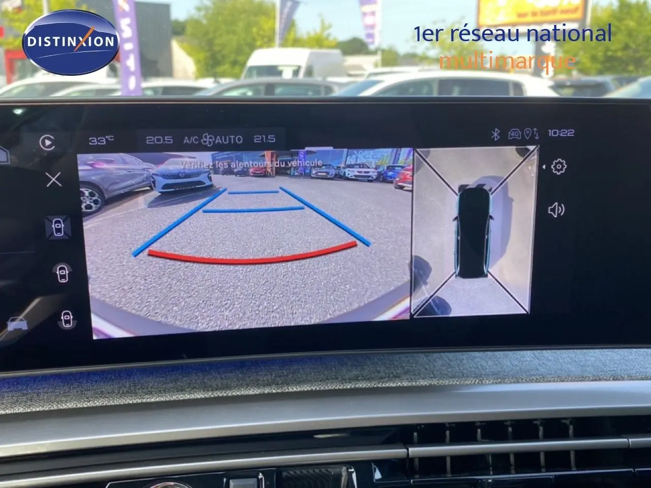 Écran multimédia du Peugeot 5008 Hybrid noir, affichant la caméra de recul et la vue 360° du véhicule en stationnement.