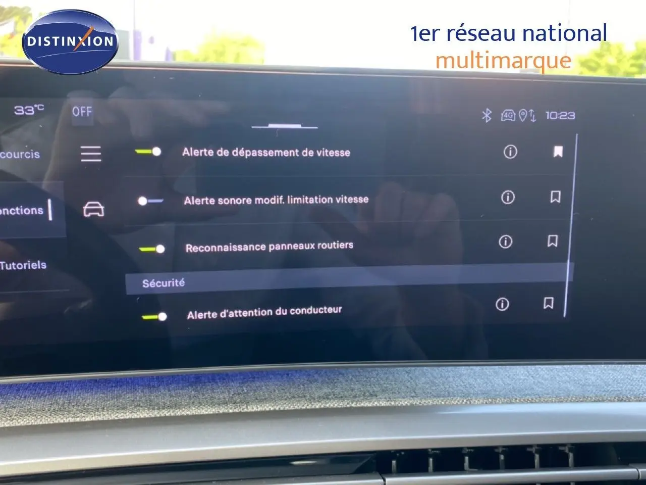 Écran tactile du tableau de bord du Peugeot 5008 Hybrid 145ch Allure, affichant les alertes de sécurité.