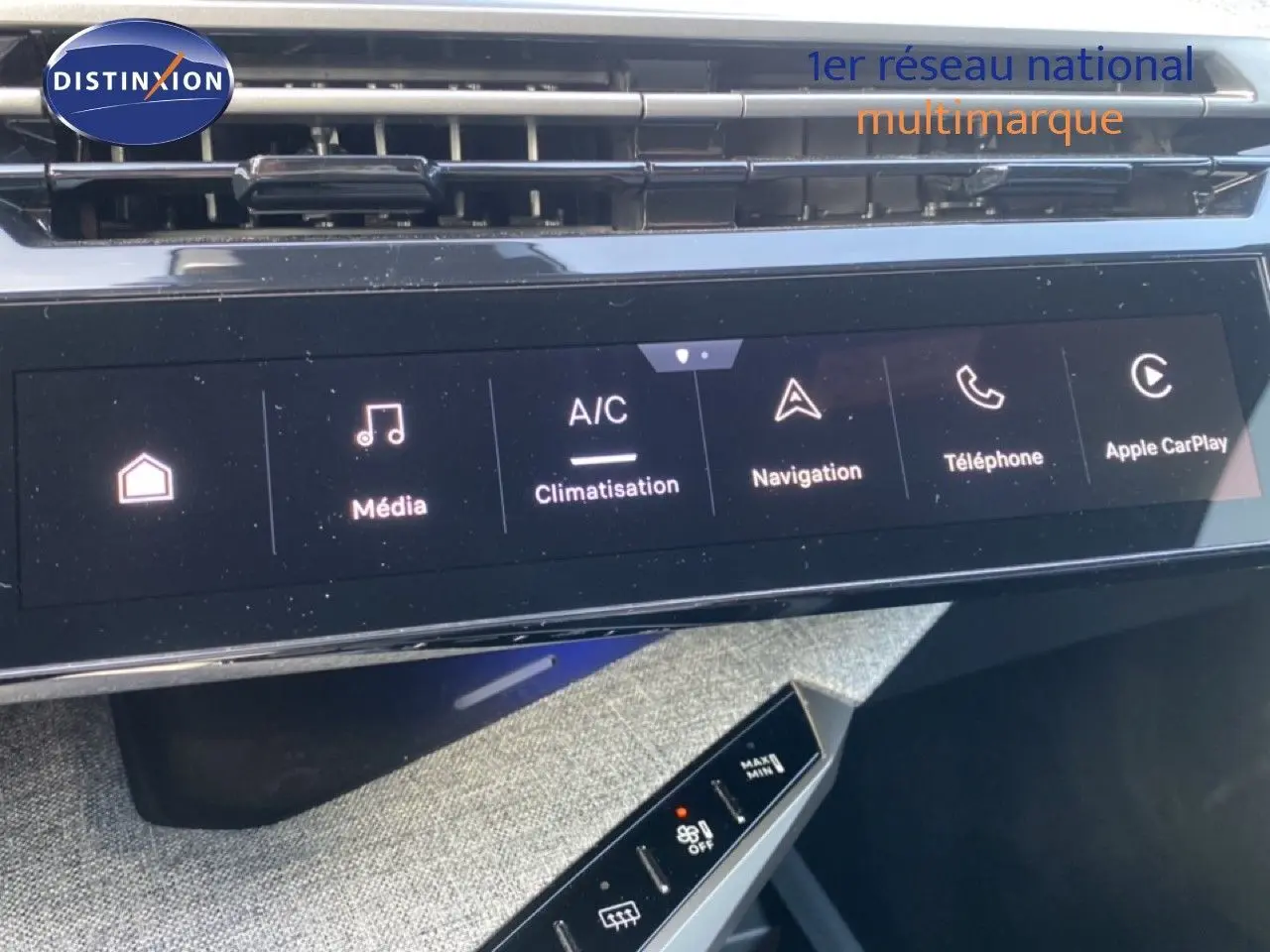 Détail de l’écran tactile central du Peugeot 5008 Hybrid 2025 montrant les options média, climatisation, navigation, téléphone et Apple CarPlay.