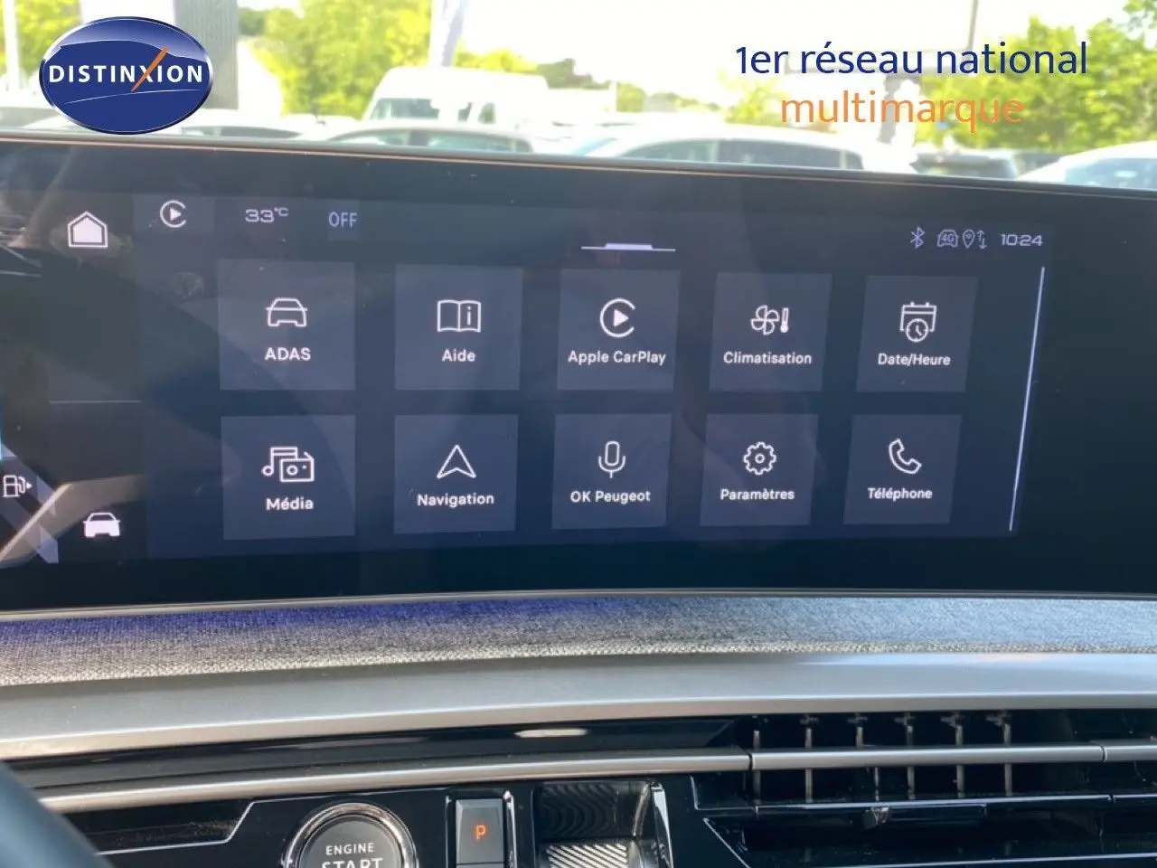 Écran tactile central affichant les options multimédia et navigation du Peugeot 5008 Hybrid 2025, intérieur gris-noir.
