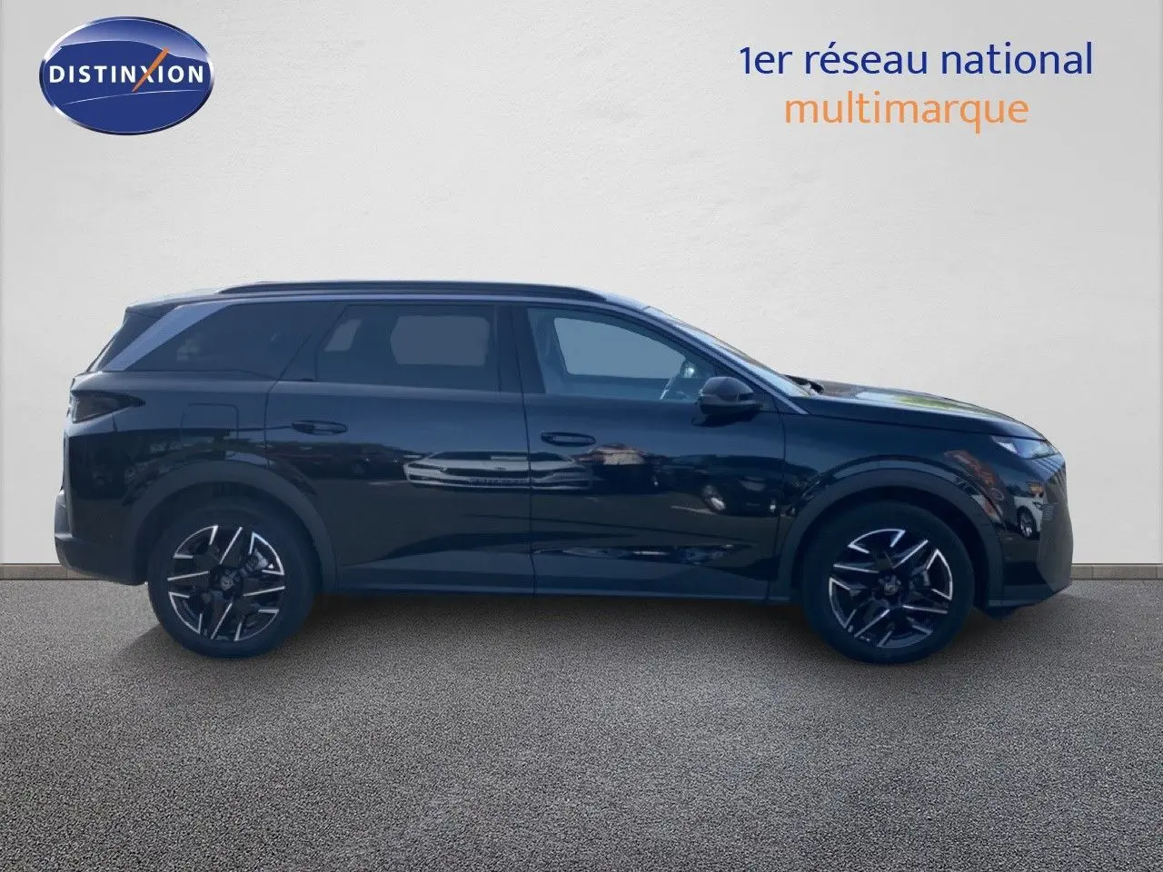 Peugeot 5008 noir Perla Nera métal, vue de profil côté gauche, SUV hybride 2025 avec jantes noires distinctives.