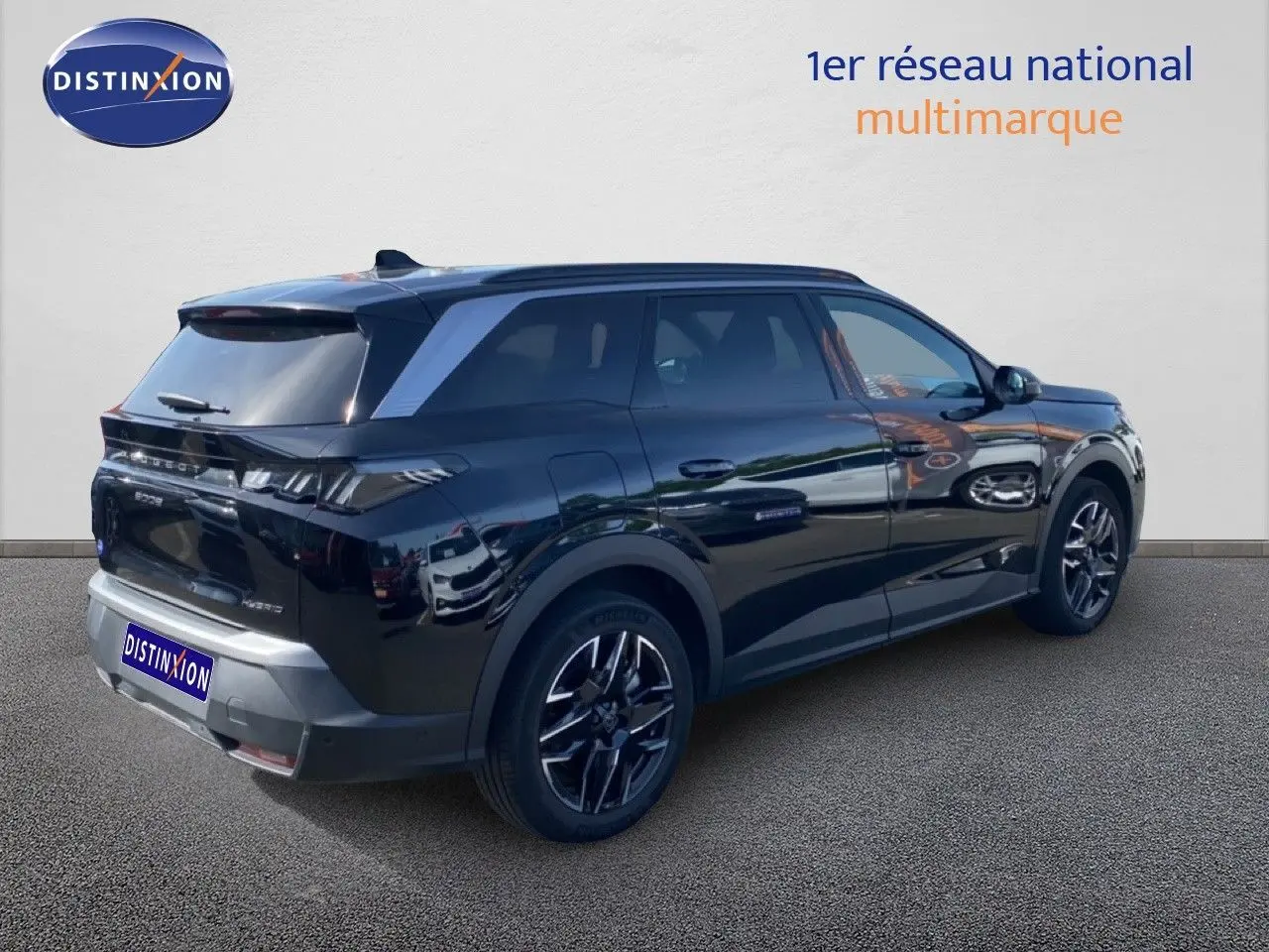 Peugeot 5008 Hybrid 145ch noir Perla Nera métal, vue 3/4 arrière droit, jantes alliage noires et toit noir.