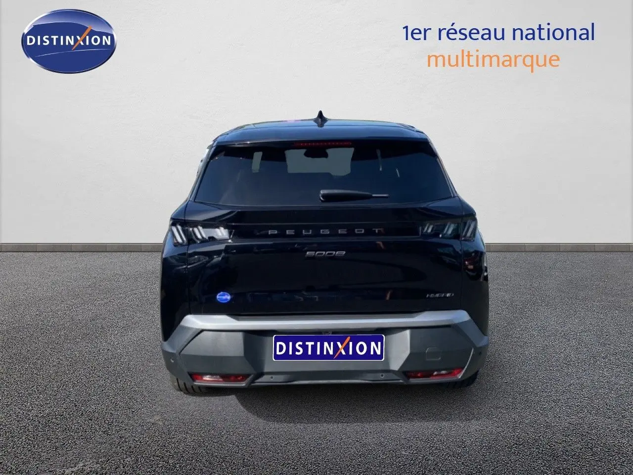 Vue arrière d’un Peugeot 5008 HYBRID noir Perla Nera Metal avec logo et feux LED distinctifs visibles.