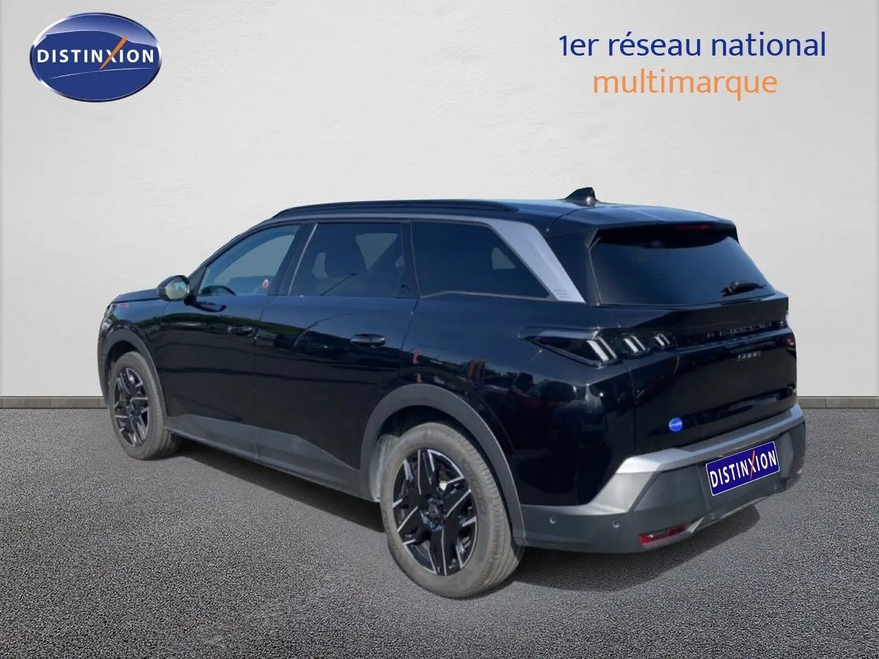 Peugeot 5008 Hybrid noir Perla Nera, vue 3/4 arrière droit, jantes noires et toit contrasté gris.