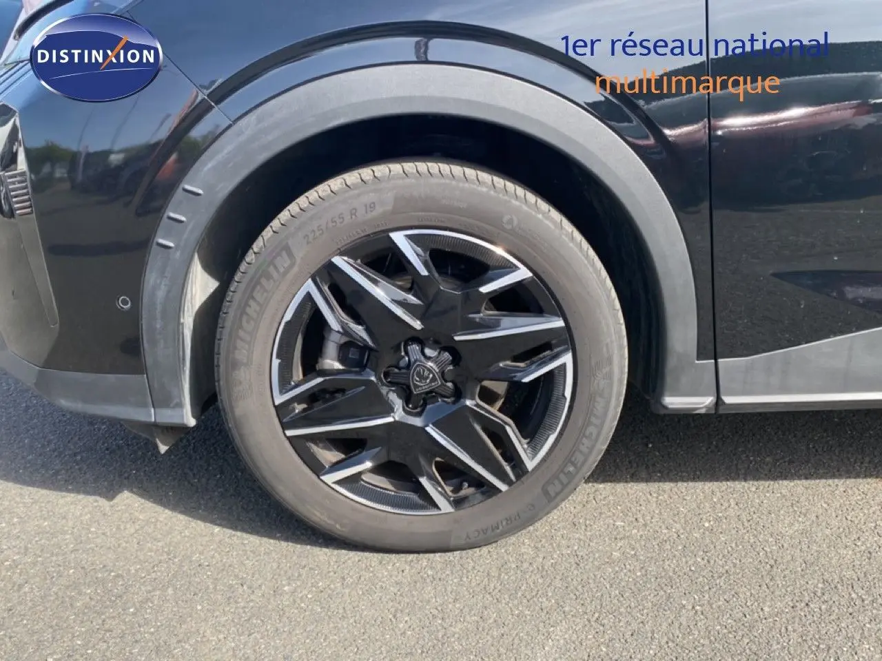 Gros plan sur la roue avant gauche noire avec jante alliage 19 pouces du Peugeot 5008 HYBRID 145CH e-DCS6 Allure.
