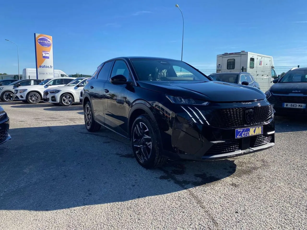 Peugeot 3008 noir métallisé en 3/4 avant droit, avec calandre distinctive et jantes alliage sombres.