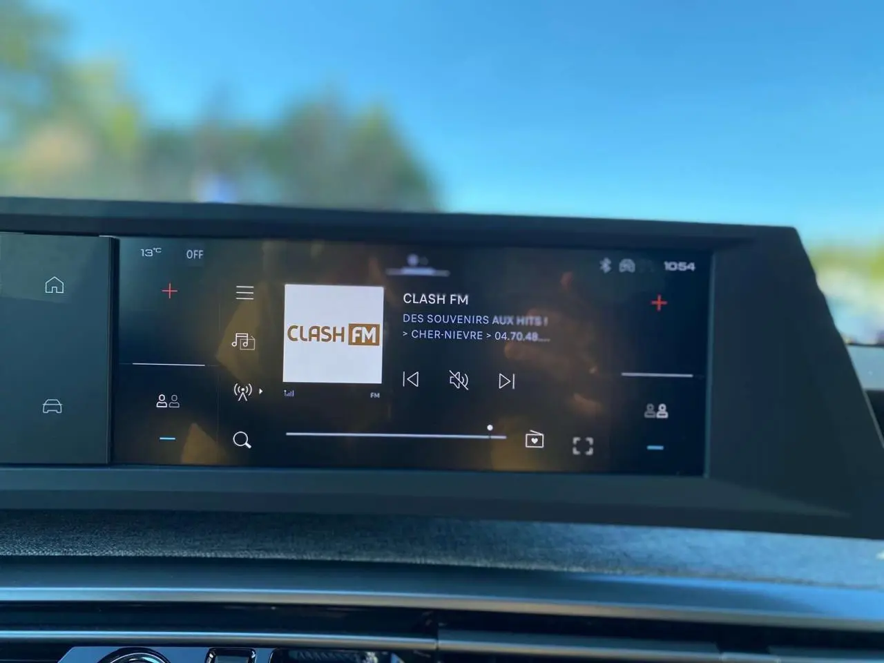 Écran tactile central du Peugeot 3008 noir 2025 affichant la radio Clash FM en extérieur lumineux.