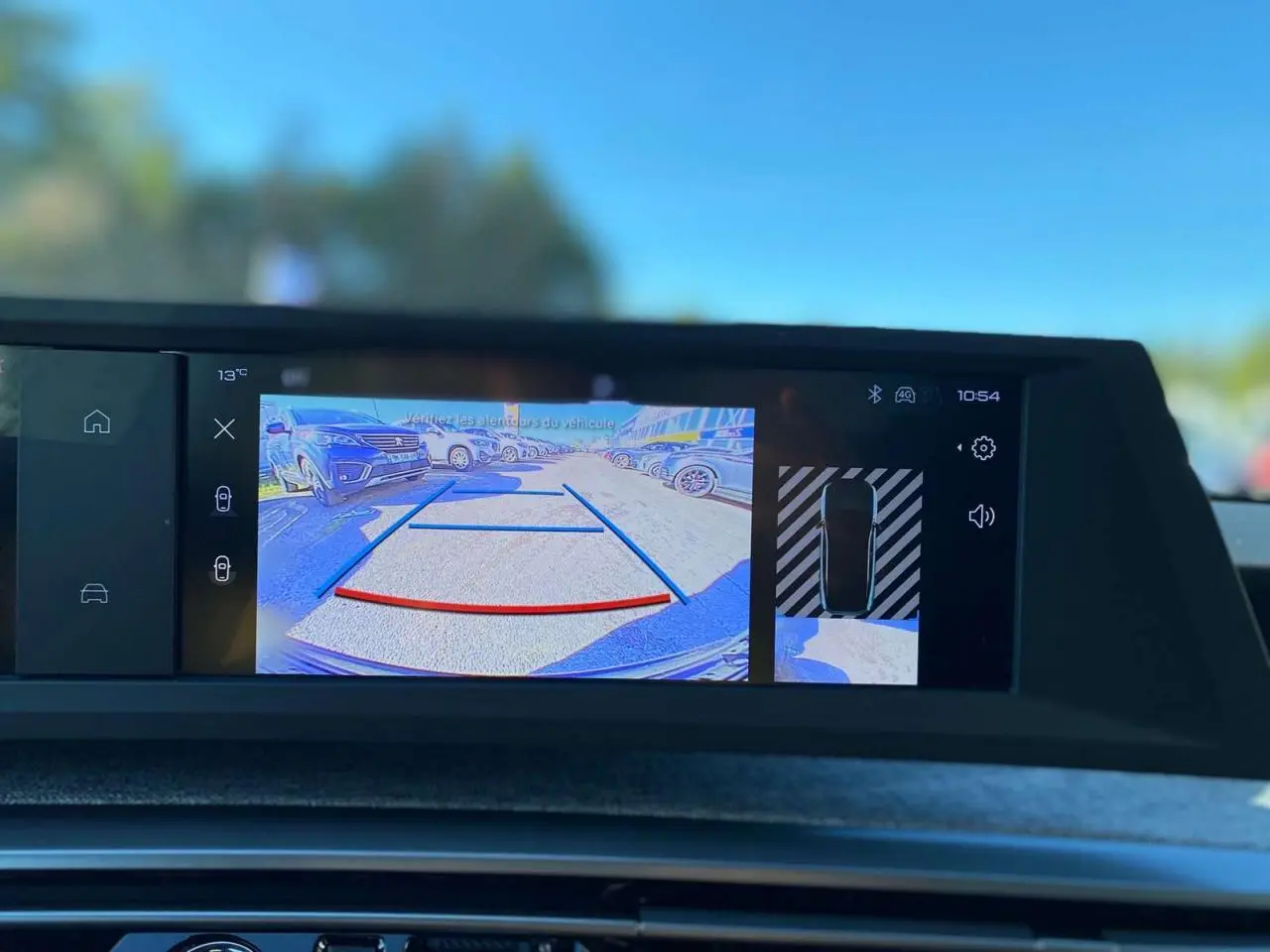 Écran intérieur du Peugeot 3008 noir montrant la caméra de recul avec vue arrière et angles de stationnement.