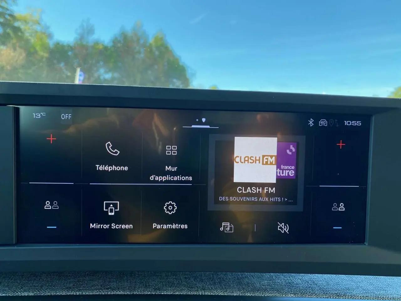 Vue intérieure du tableau de bord du Peugeot 3008 noir 2025, écran tactile central affichant les options multimédia.