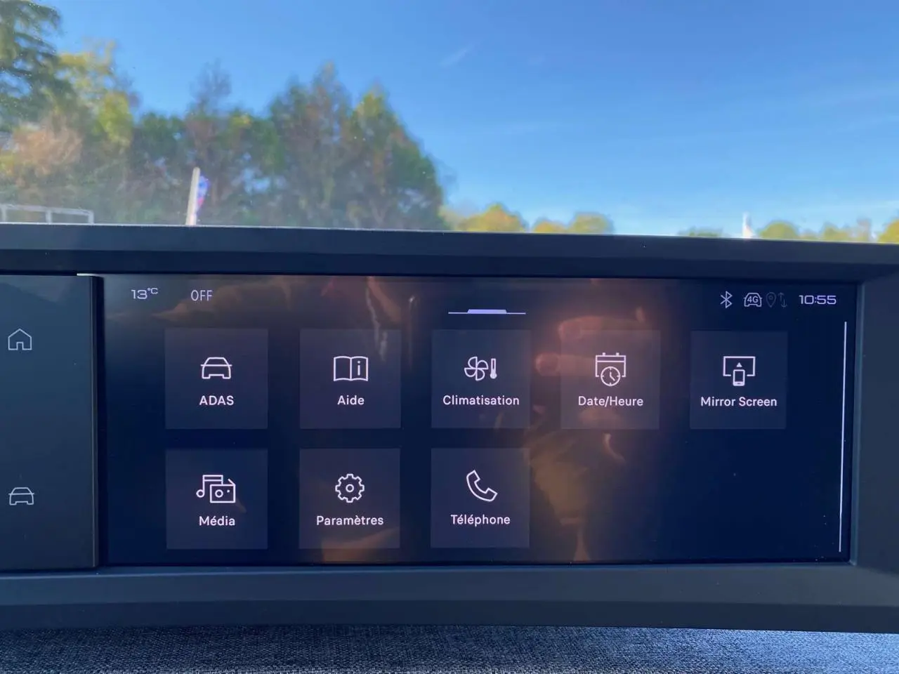 Écran tactile central du Peugeot 3008 2025 affichant les options climatisation, aide et téléphone dans un intérieur moderne.