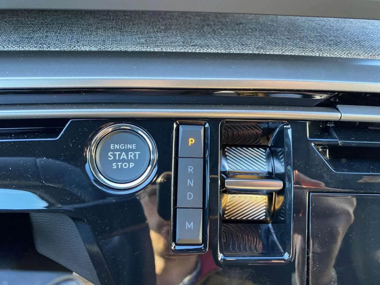Gros plan sur la console centrale noire du Peugeot 3008 2025, avec bouton start/stop et sélecteur de boîte automatique.