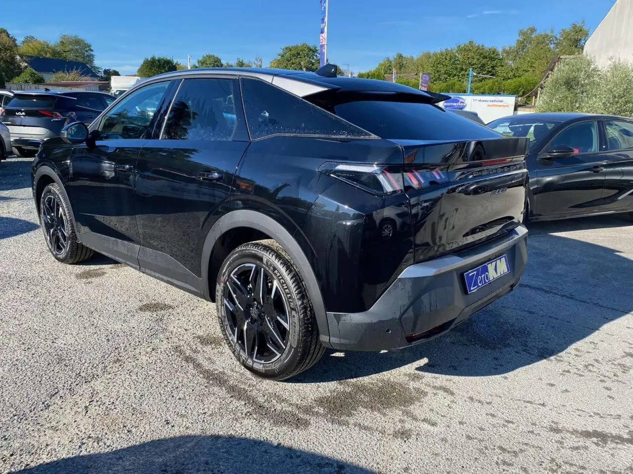 Peugeot 3008 noir métallisé en 3/4 arrière droit, avec jantes noires et feux arrière LED distinctifs.