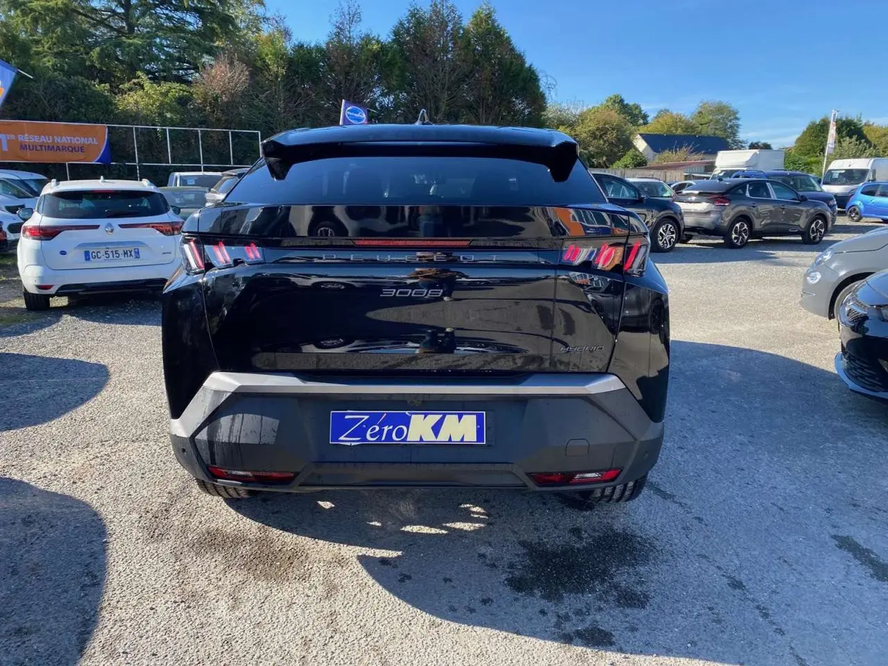 Vue arrière d’un Peugeot 3008 noir métallisé 2025 avec feux LED caractéristiques et logo hybride visible.