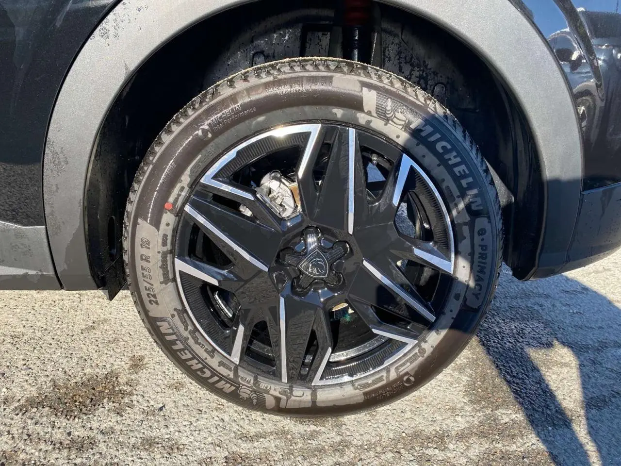 Gros plan sur la roue avant droite noire métallisée du Peugeot 3008 2025 avec jante alliage et pneu Michelin.