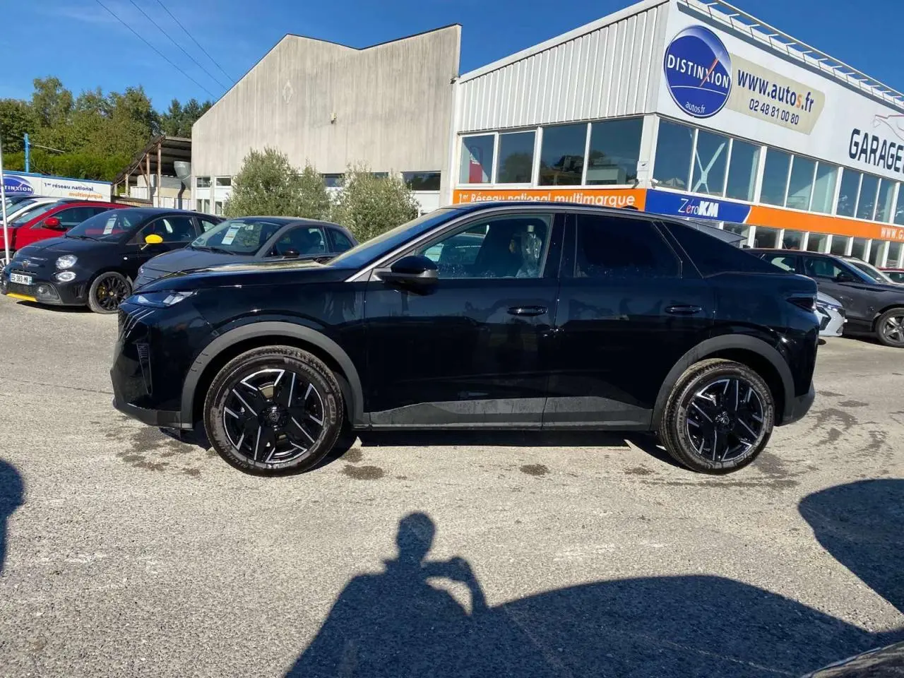 Profil côté gauche du Peugeot 3008 noir métallisé 2025, mettant en valeur ses jantes noires au design moderne.