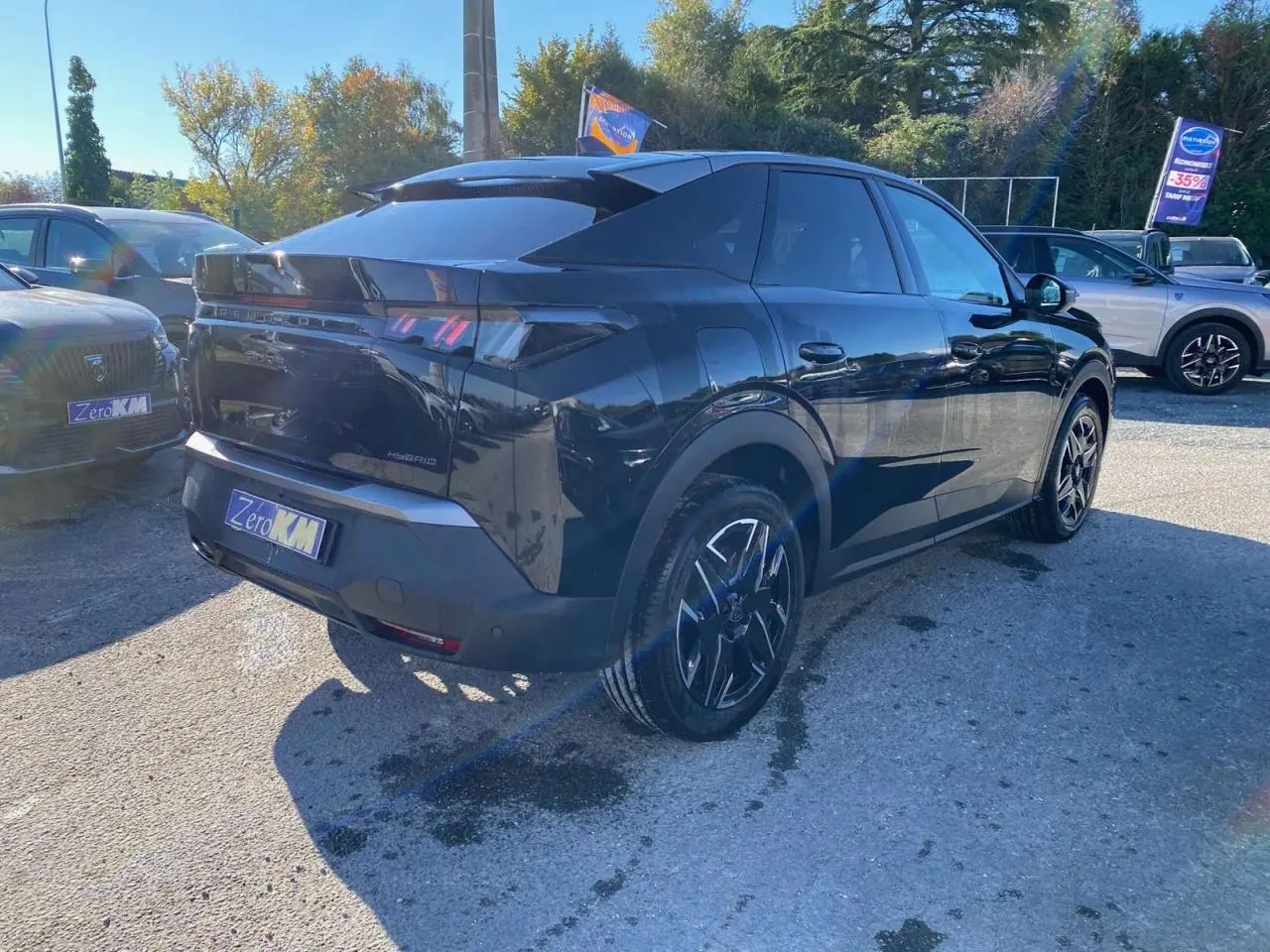 Peugeot 3008 hybride noire vue en 3/4 arrière droit, avec jantes noires et feux arrière LED distinctifs.