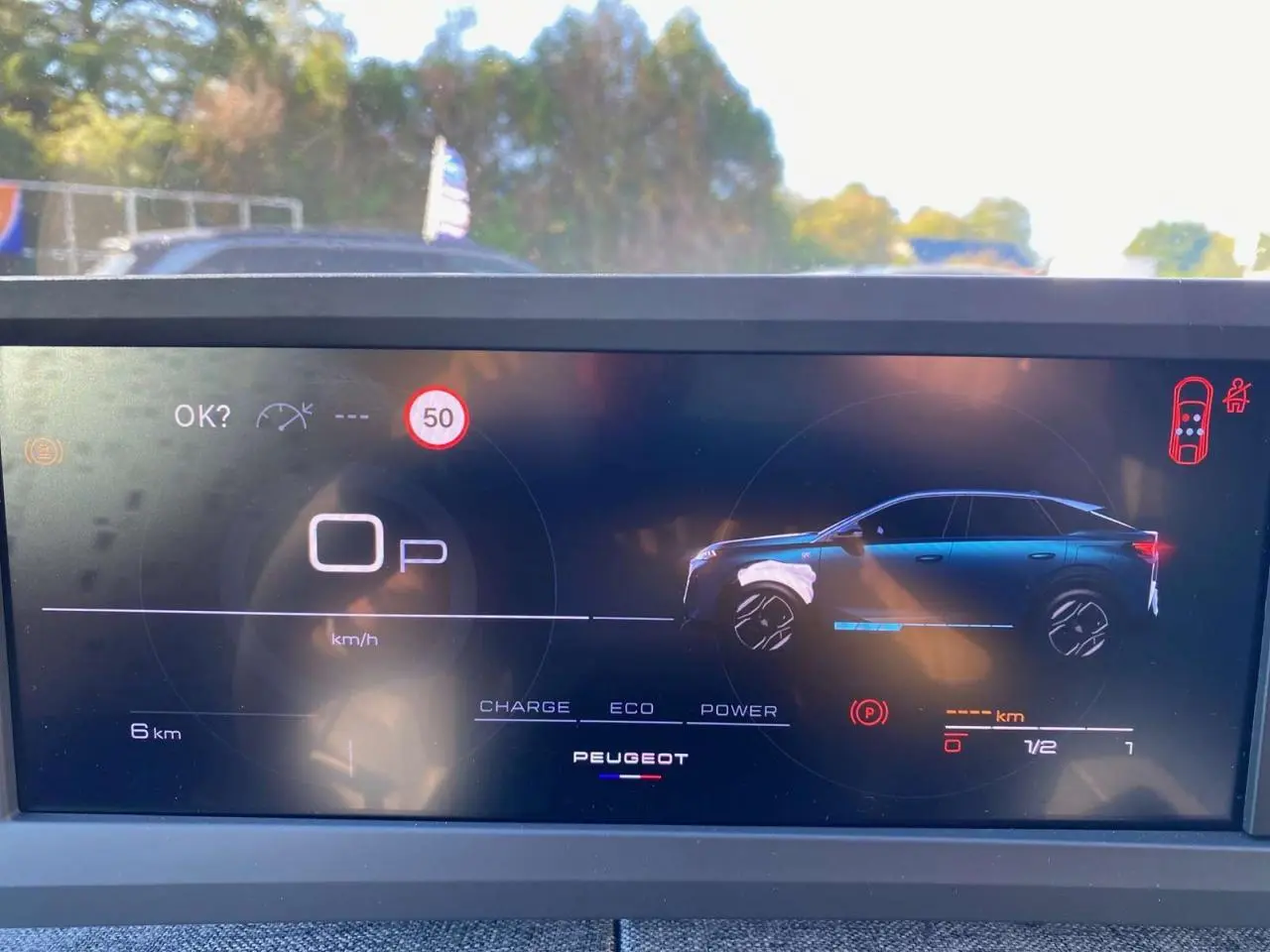 Affichage numérique intérieur montrant un Peugeot 3008 noir en profil droit sur l'écran de bord.