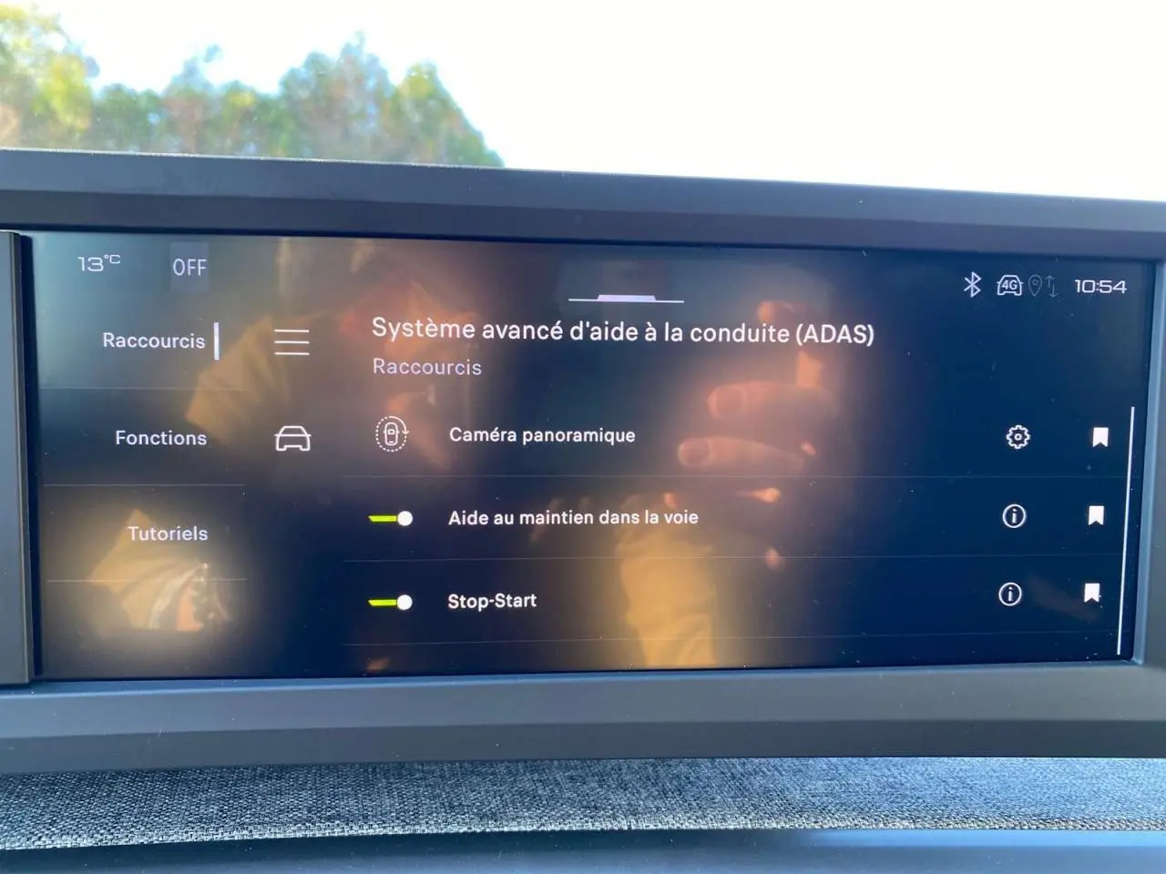 Écran tactile intérieur du Peugeot 3008 noir 2025 affichant les options d’aide à la conduite ADAS.