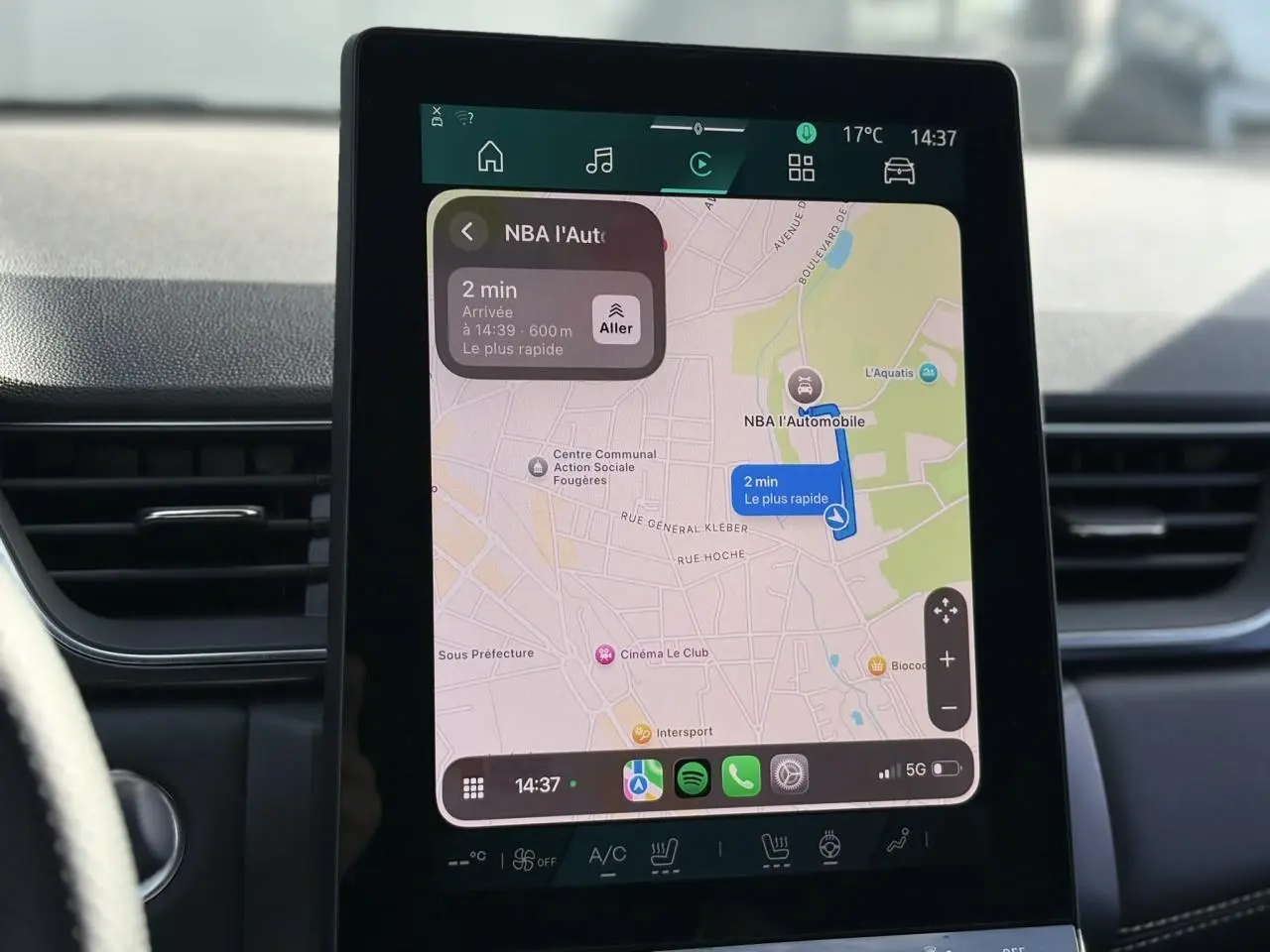 Écran tactile central affichant la navigation GPS dans l’habitacle du Renault Symbioz 2025, vue de face.