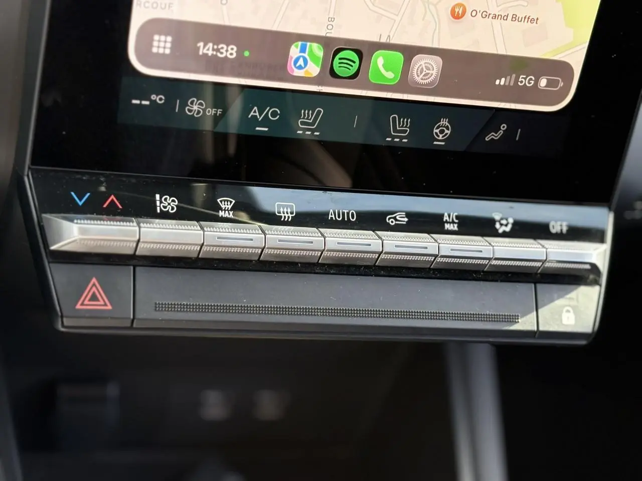 Gros plan sur la console centrale tactile de la Renault Symbioz gris Cassiopée, affichant les commandes climatisation et sièges chauffants.