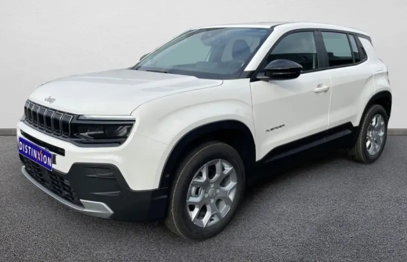 Jeep Avenger électrique blanc en 3/4 avant droit, avec jantes alliage 17 pouces et détails noirs contrastants.