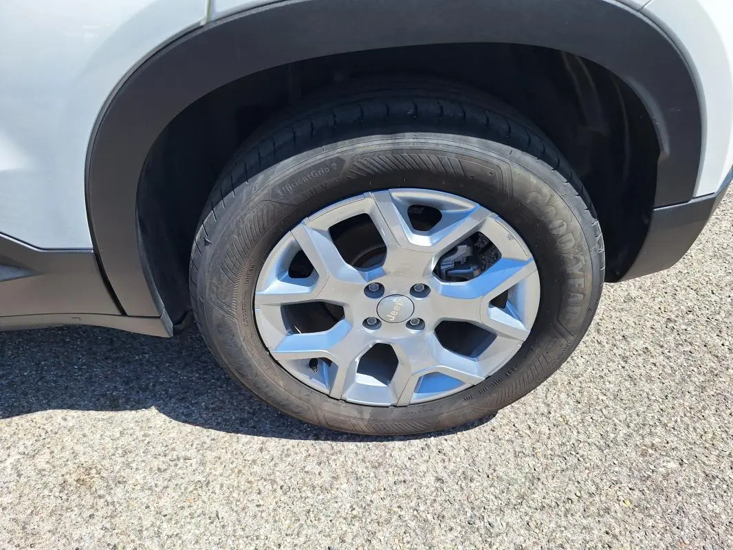 Gros plan sur la roue avant droite blanche du Jeep Avenger électrique 2025 avec jante alliage 17 pouces.