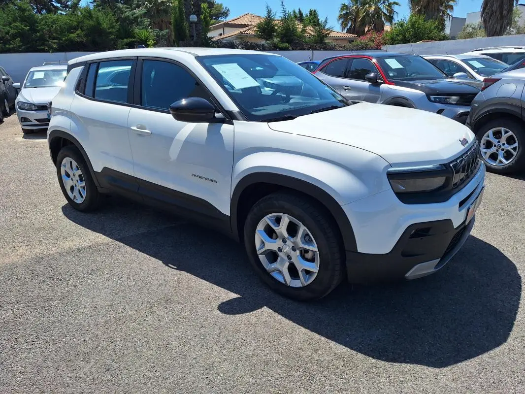 Jeep Avenger électrique blanc en vue 3/4 avant droit, avec jantes alliage 17 pouces et rétroviseurs noirs.