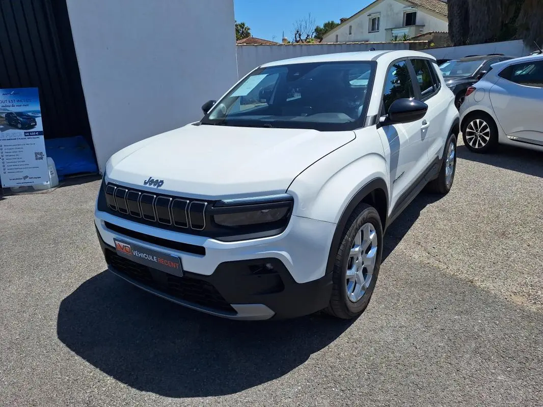 Jeep Avenger électrique blanc en 3/4 avant droit, avec jantes alliage 17 pouces et rétroviseurs noirs.