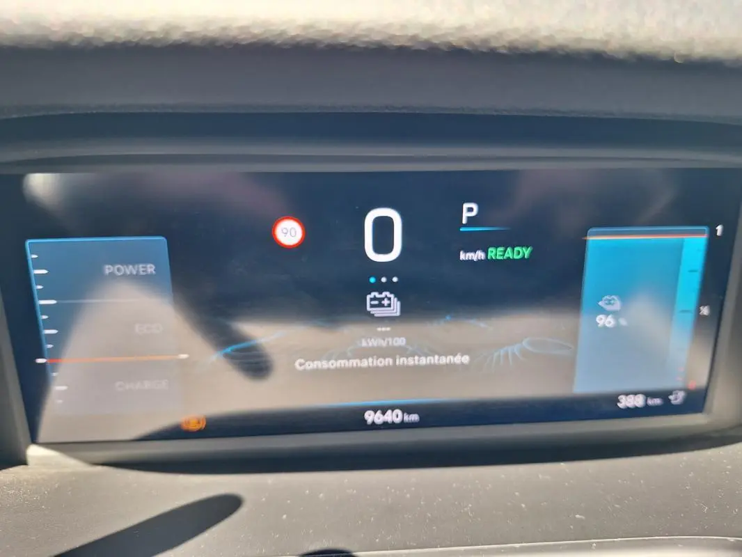 Tableau de bord numérique du Jeep Avenger électrique 2025, affichant la consommation instantanée et l'autonomie.