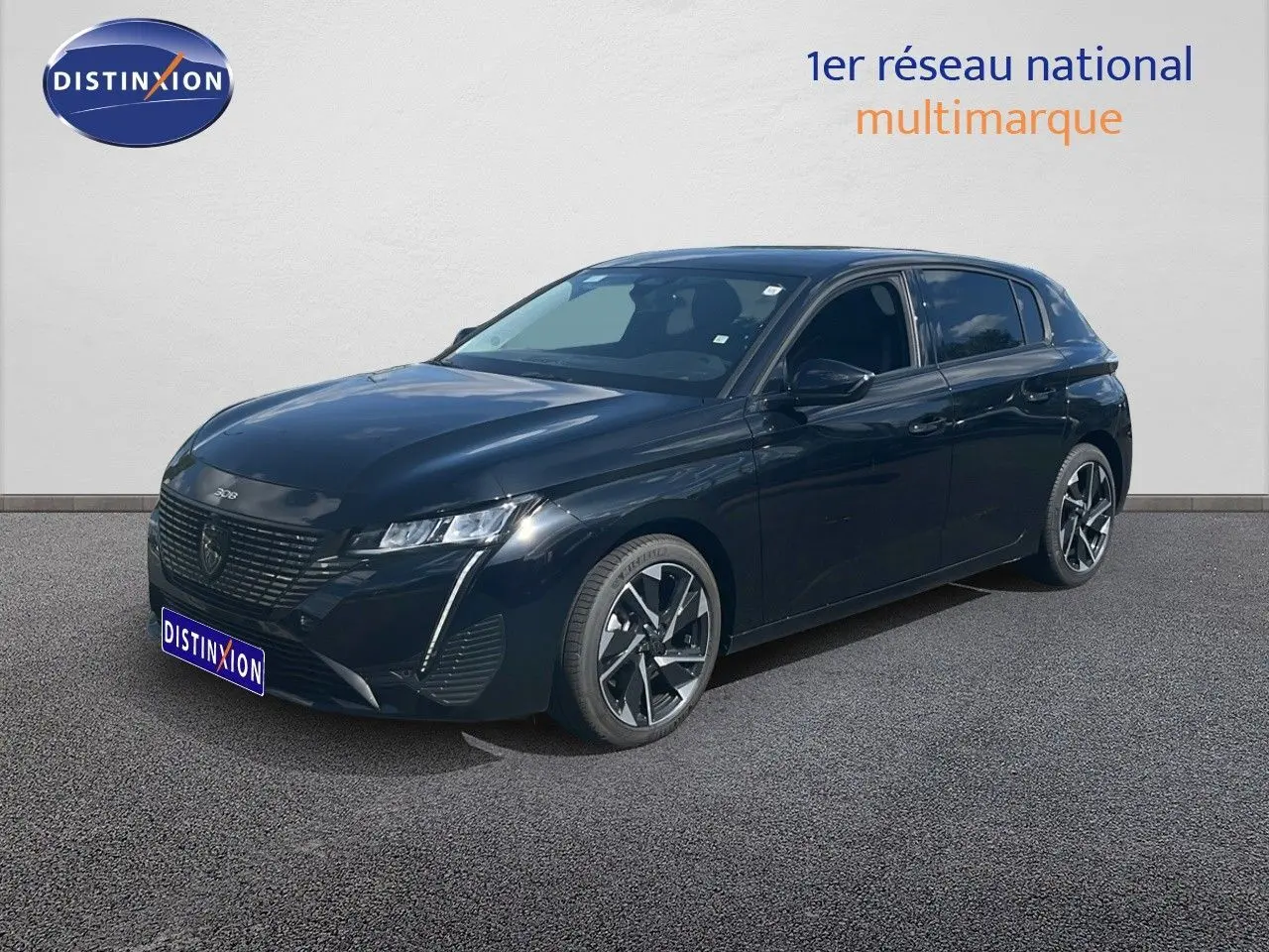 Peugeot 308 noir métal vue 3/4 avant droit, avec calandre distinctive et jantes alliage bicolores.