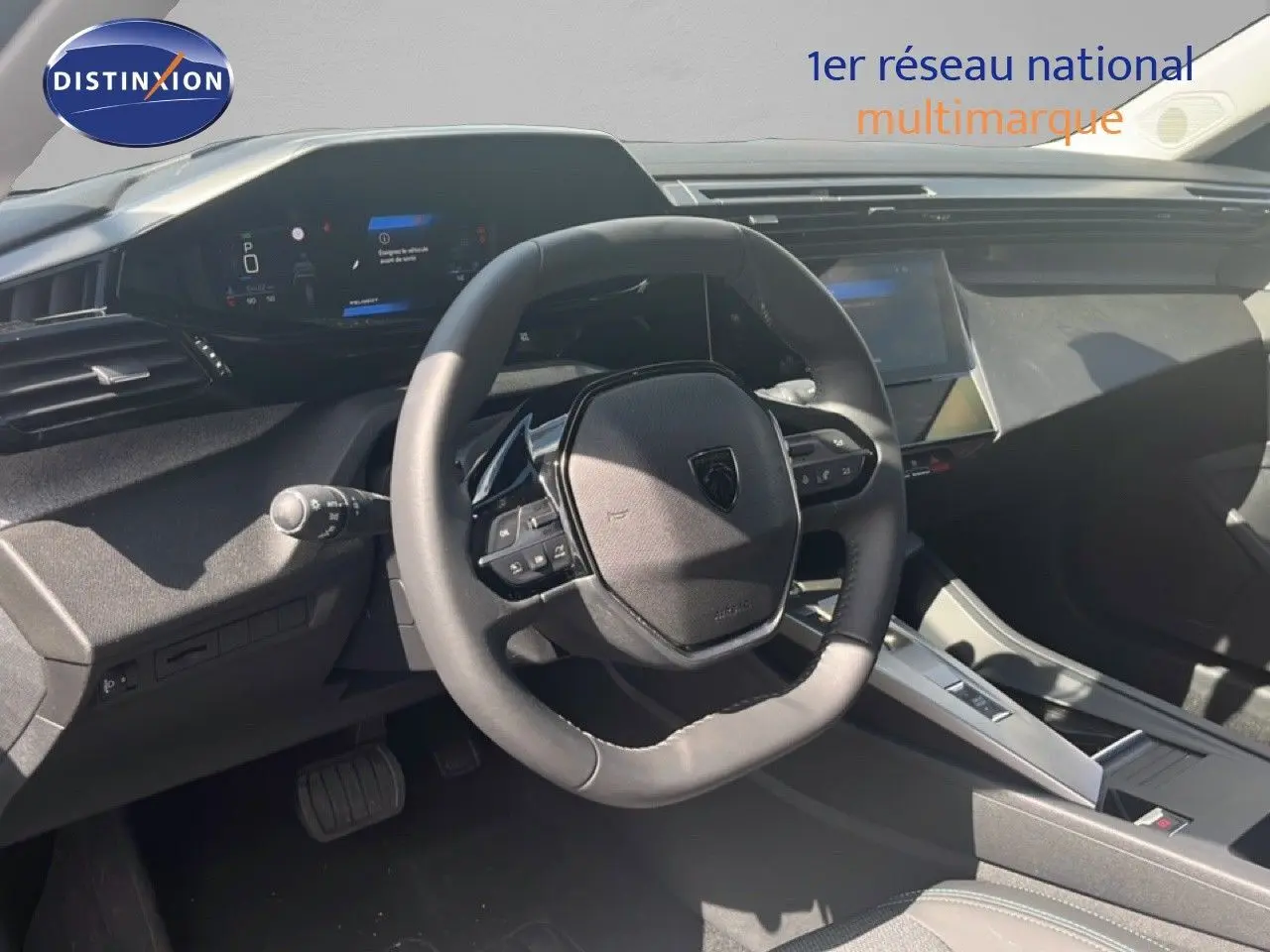 Vue intérieure du poste de conduite de la Peugeot 308 Hybrid 145ch Allure 2025, volant cuir noir et tableau de bord digital.