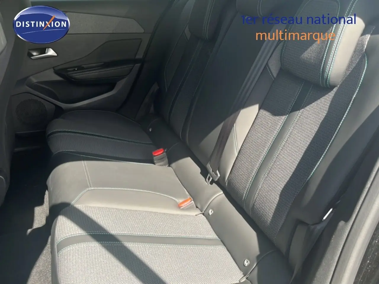 Vue intérieure côté droit des sièges arrière en tissu et cuir gris noir d'une Peugeot 308 Hybrid 2025 noir métal.