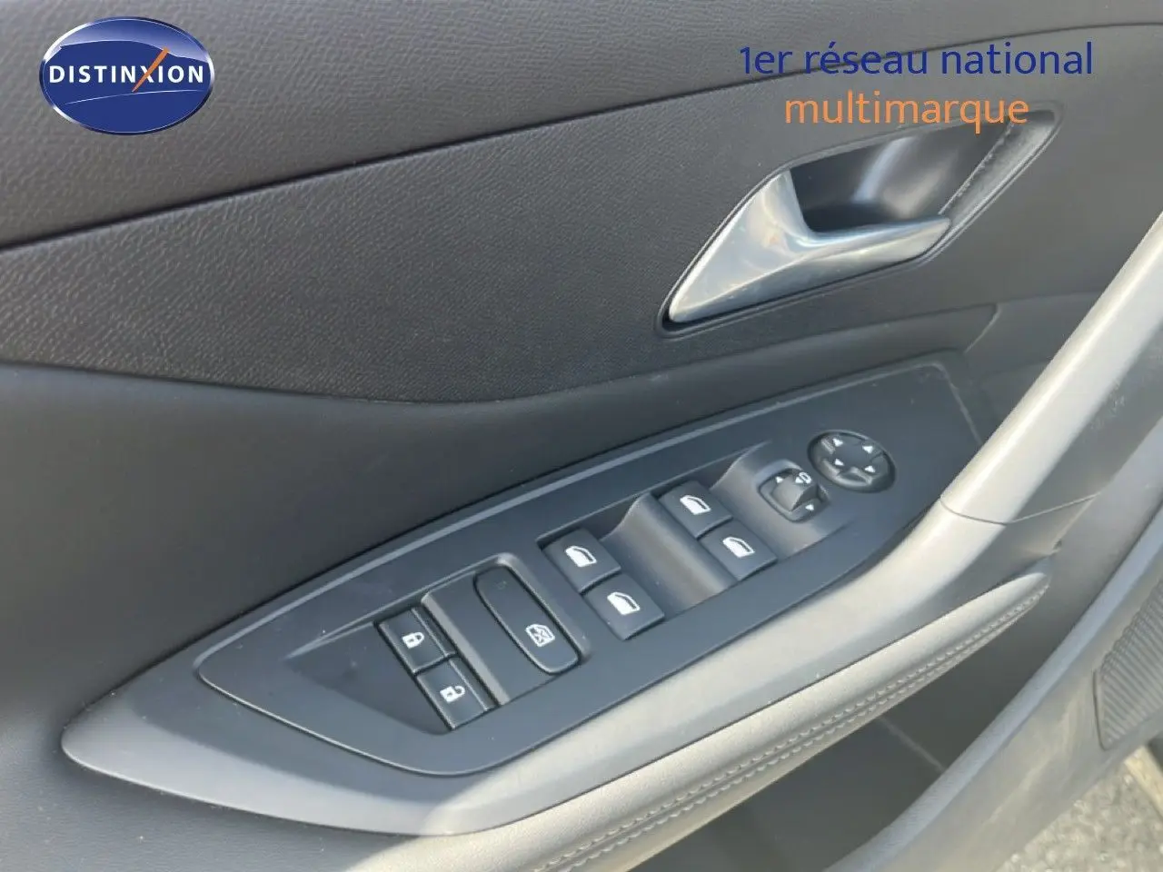 Détail des commandes de lève-vitres et rétroviseurs sur la porte côté gauche d’une Peugeot 308 noir métal 2025.