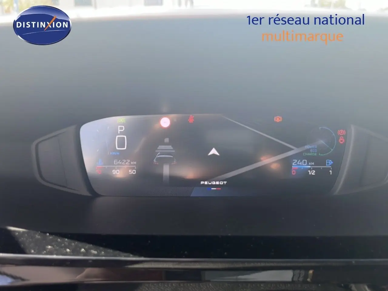 Vue rapprochée du tableau de bord numérique de la Peugeot 308 Hybrid 145ch, affichant la vitesse et l'autonomie.