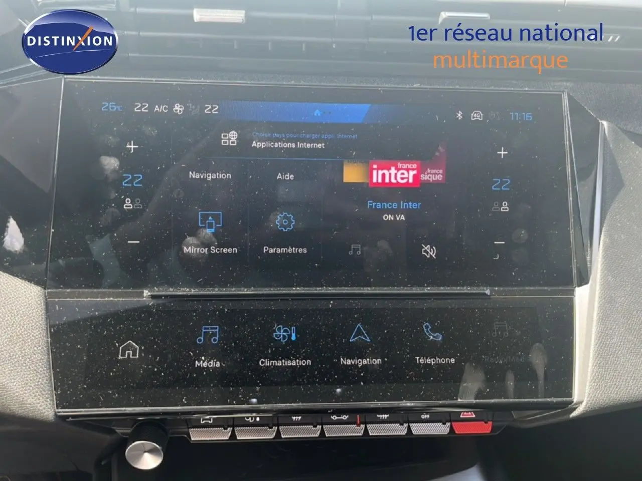 Écran tactile central de la Peugeot 308 Hybrid 145ch Allure 2025, affichant les options multimédia et climatisation.