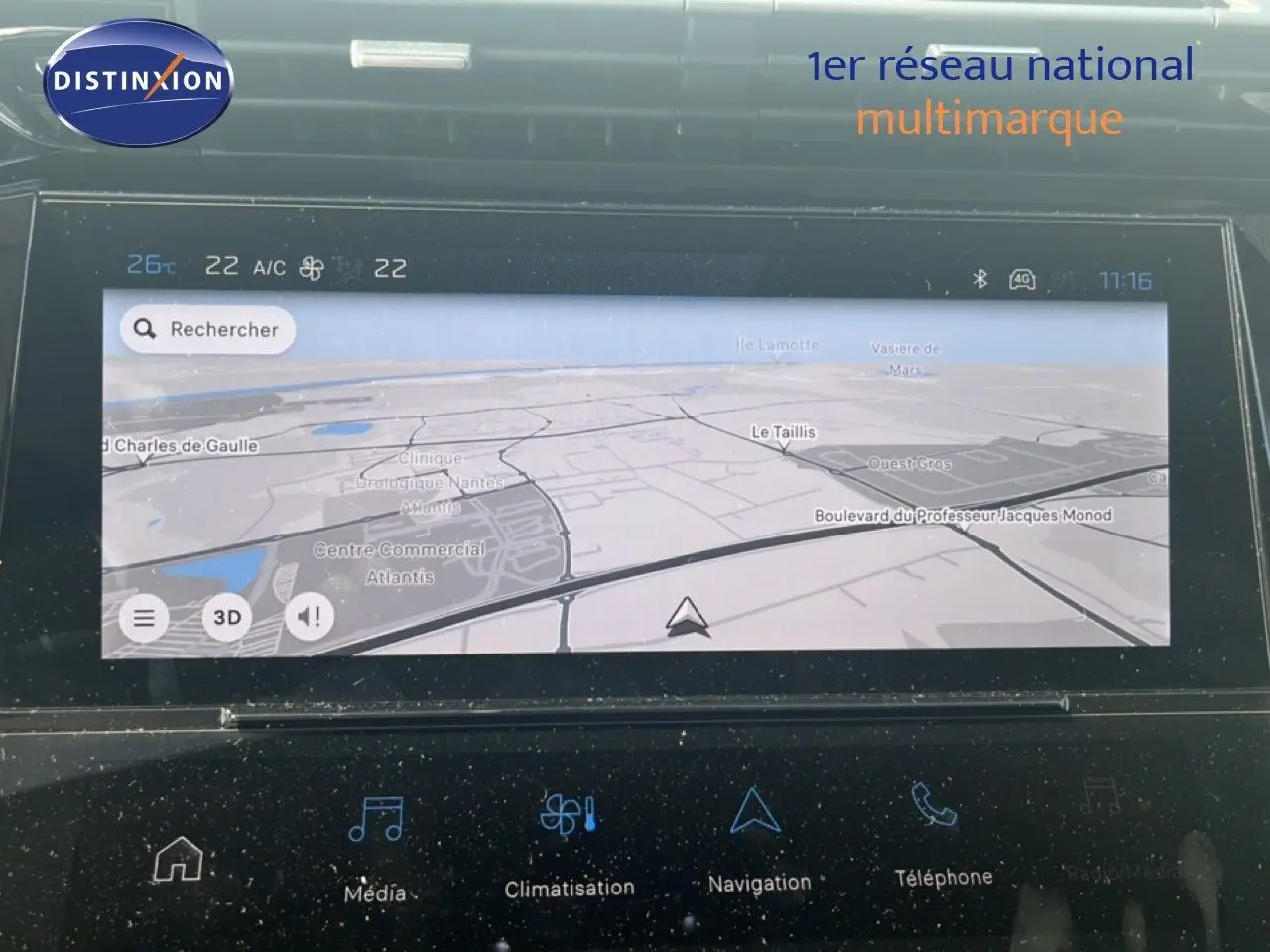 Écran tactile de navigation de la Peugeot 308 Hybrid 145ch Allure noir métal, vue rapprochée du tableau de bord.