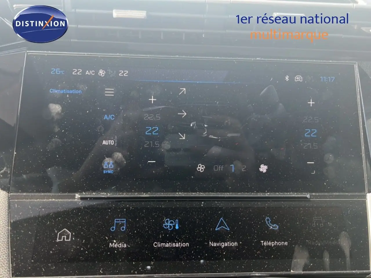 Écran tactile central de la Peugeot 308 Hybrid 145ch Allure 2025 montrant les réglages de climatisation.