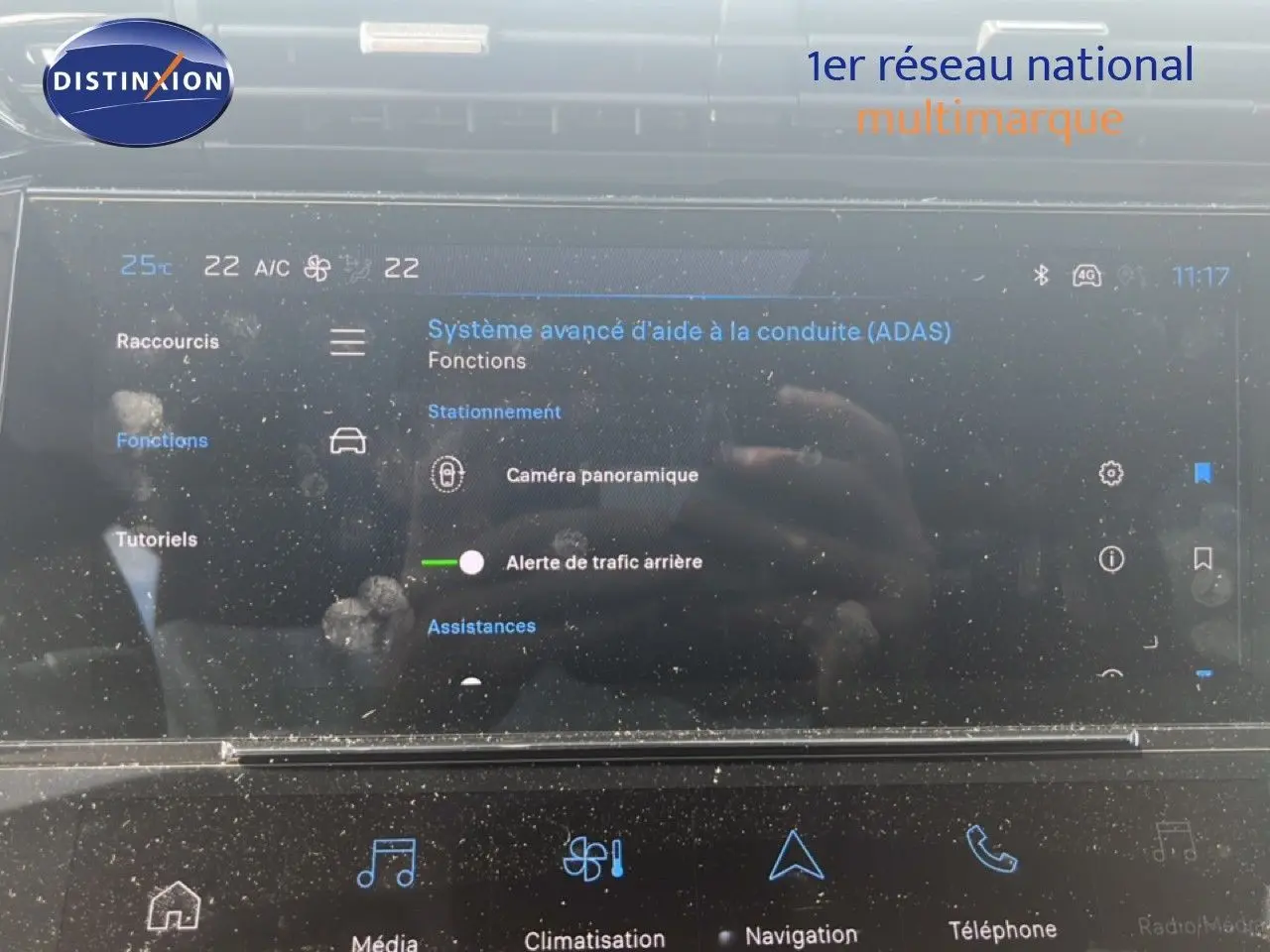 Écran tactile intérieur affichant les aides à la conduite sur Peugeot 308 Hybrid noir métal, vue de face rapprochée.