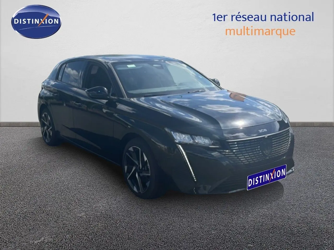 Peugeot 308 Hybrid noir métal vue 3/4 avant droit, avec calandre distinctive et jantes alliage bicolores.