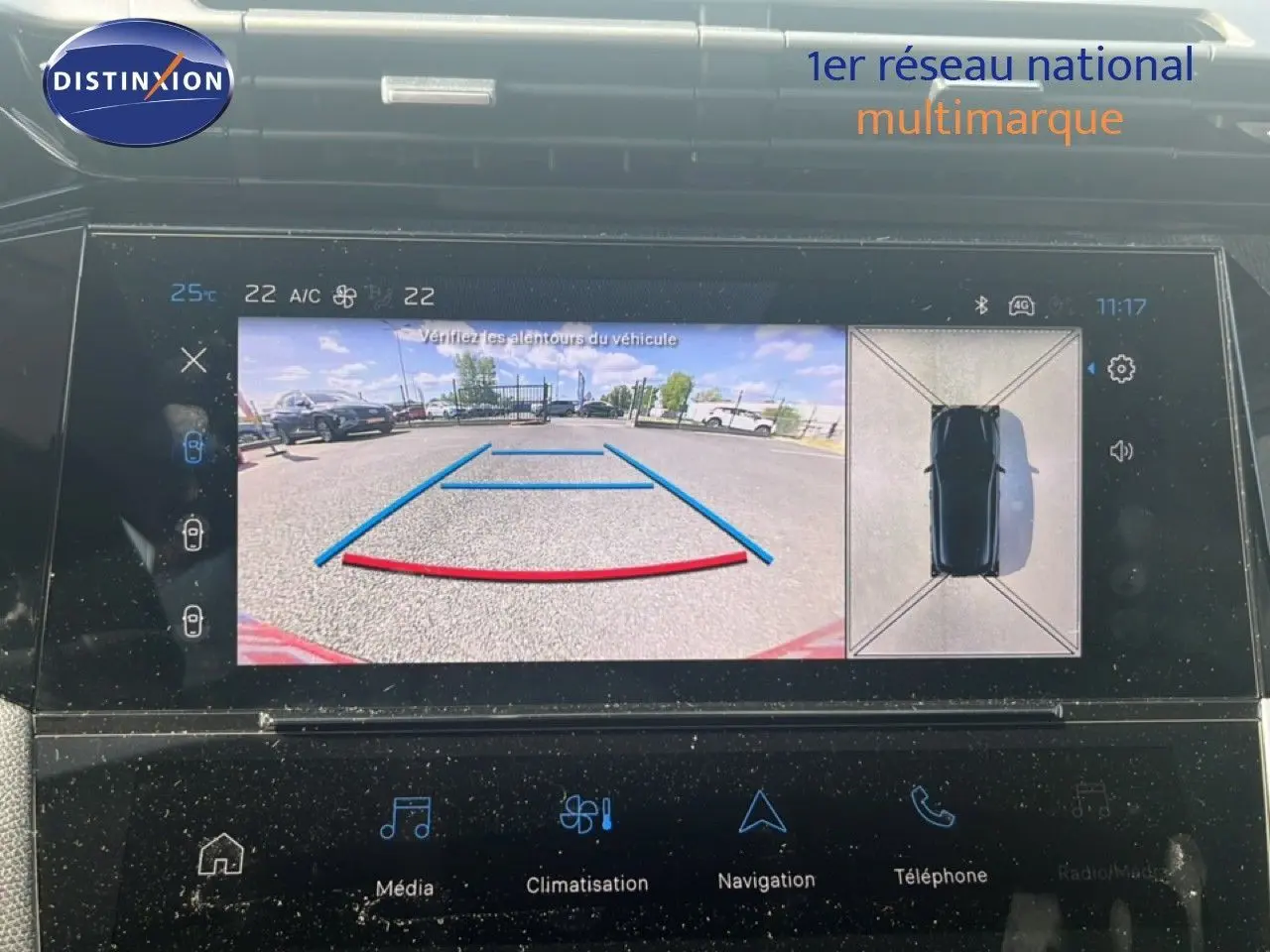 Écran multimédia affichant la caméra de recul et vue 360° de la Peugeot 308 noir métal en stationnement.