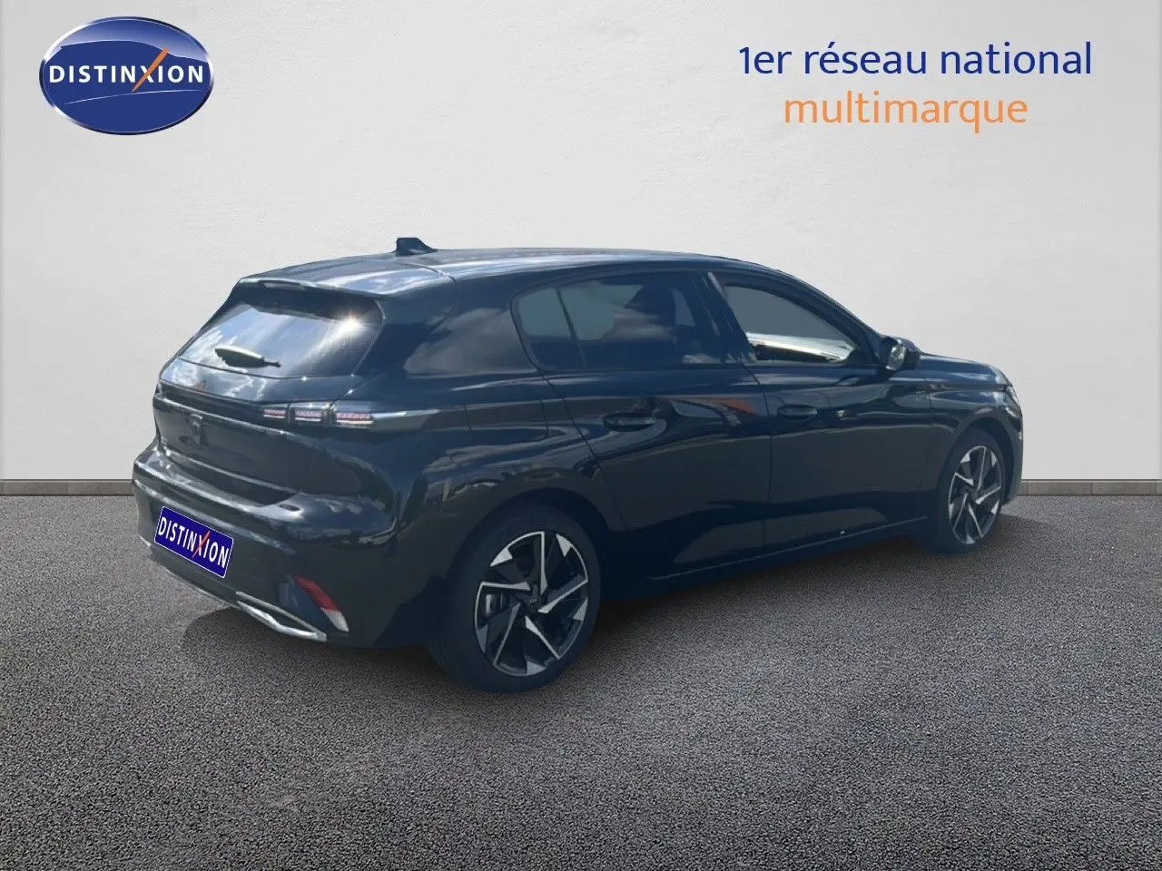 Peugeot 308 Hybrid noir métal vue 3/4 arrière droit, jantes alliage et feux arrière LED distinctifs.