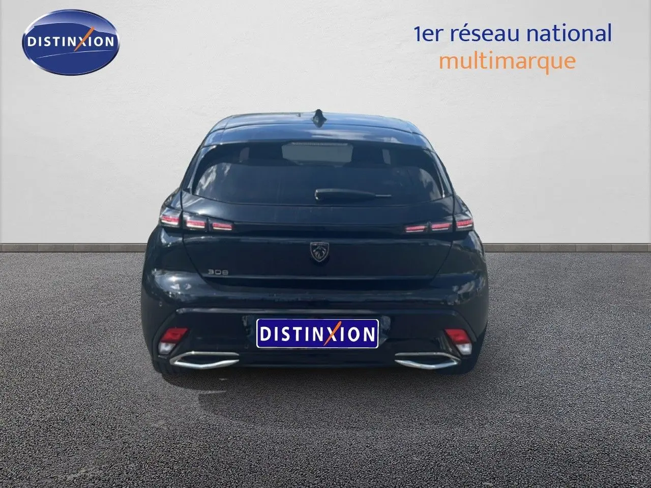 Vue arrière d'une Peugeot 308 noir métal 2025 avec feux LED et double sortie d'échappement chromée.