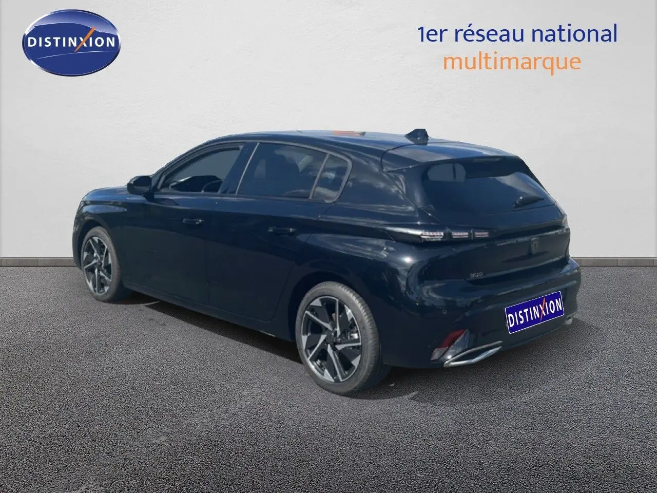 Vue 3/4 arrière droite d'une Peugeot 308 Hybrid 145ch noire métal avec jantes alliage et feux arrière LED distinctifs.