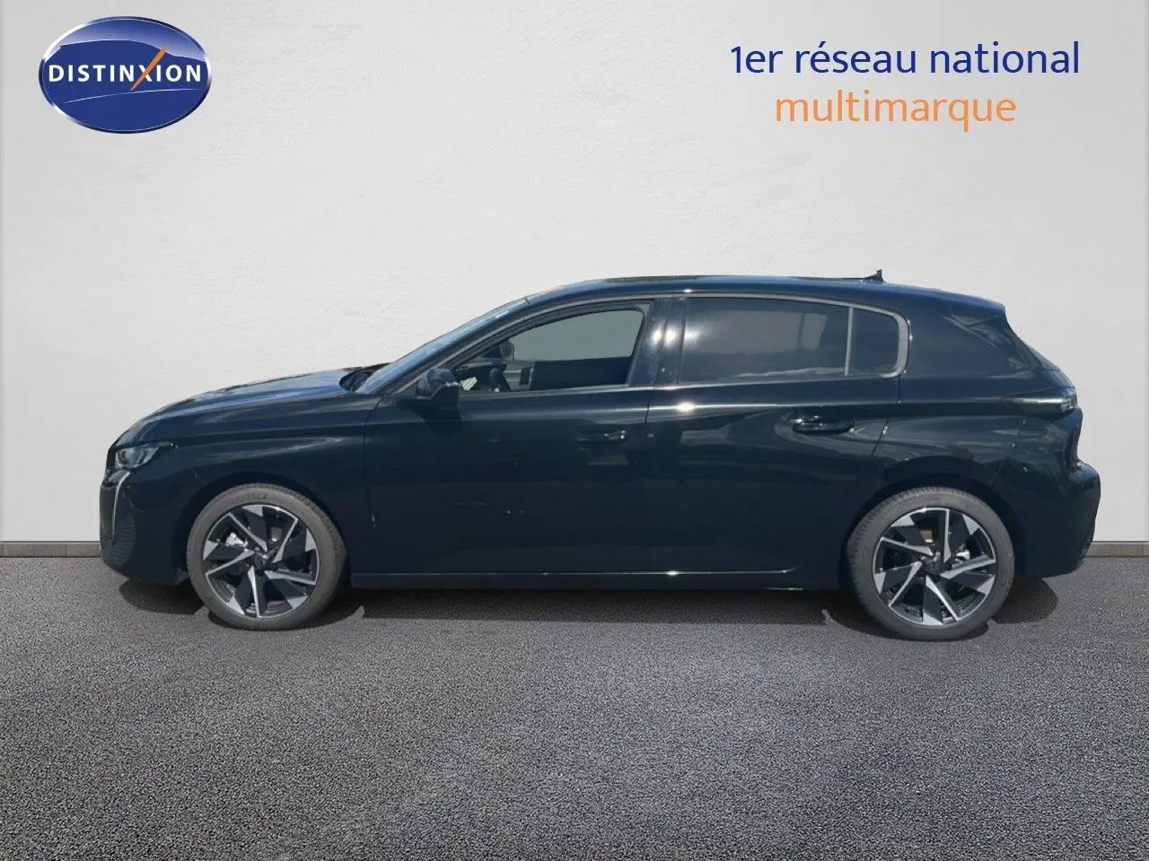 Profil droit d'une Peugeot 308 Hybrid 145ch Allure noir métal, avec jantes alliage et lignes épurées.