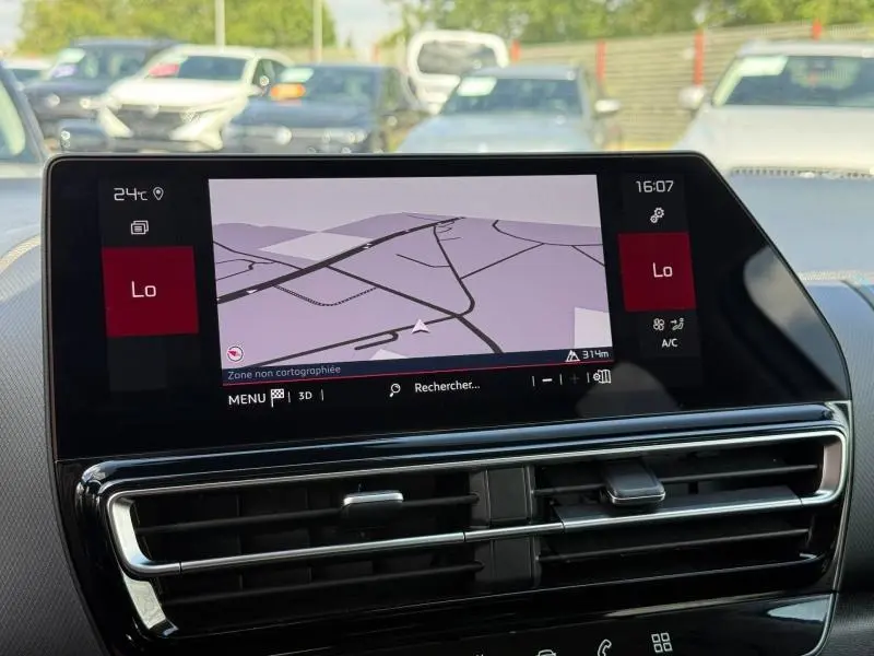 Écran tactile central du tableau de bord du Citroën C5 Aircross blanc, affichant la navigation GPS.